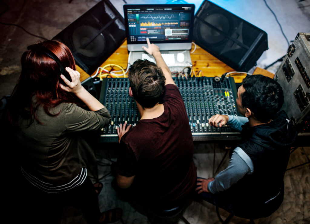 About Eagle 3 Radio Station